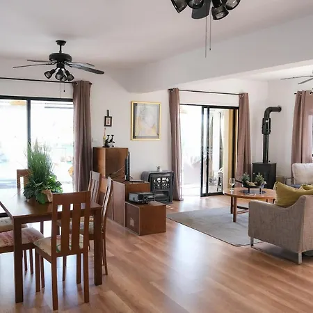 Jonty Villa, Mazotos *